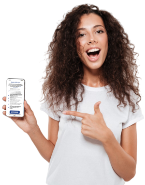 happy-curly-woman-showing-blank-smartphone-screen-pointing-him (Médio)